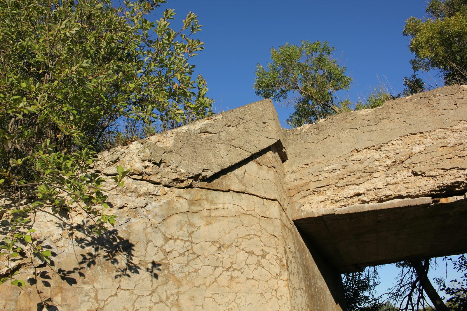 Details of corners of wing wall